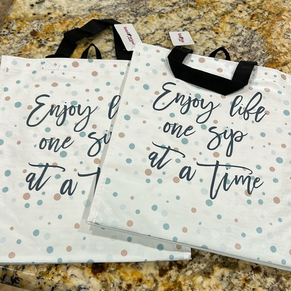 Set of 2- Reusable total wine shopping bag tote NEW. No clinking bottles - Picture 1 of 3